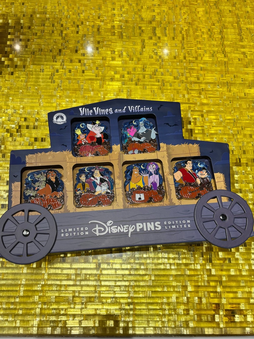 Disney pins limited edition set